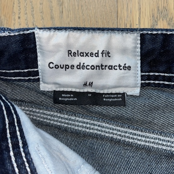 H&M denim relaxed fit carpenter cargo shorts. Size 32 - Picture 3 of 10